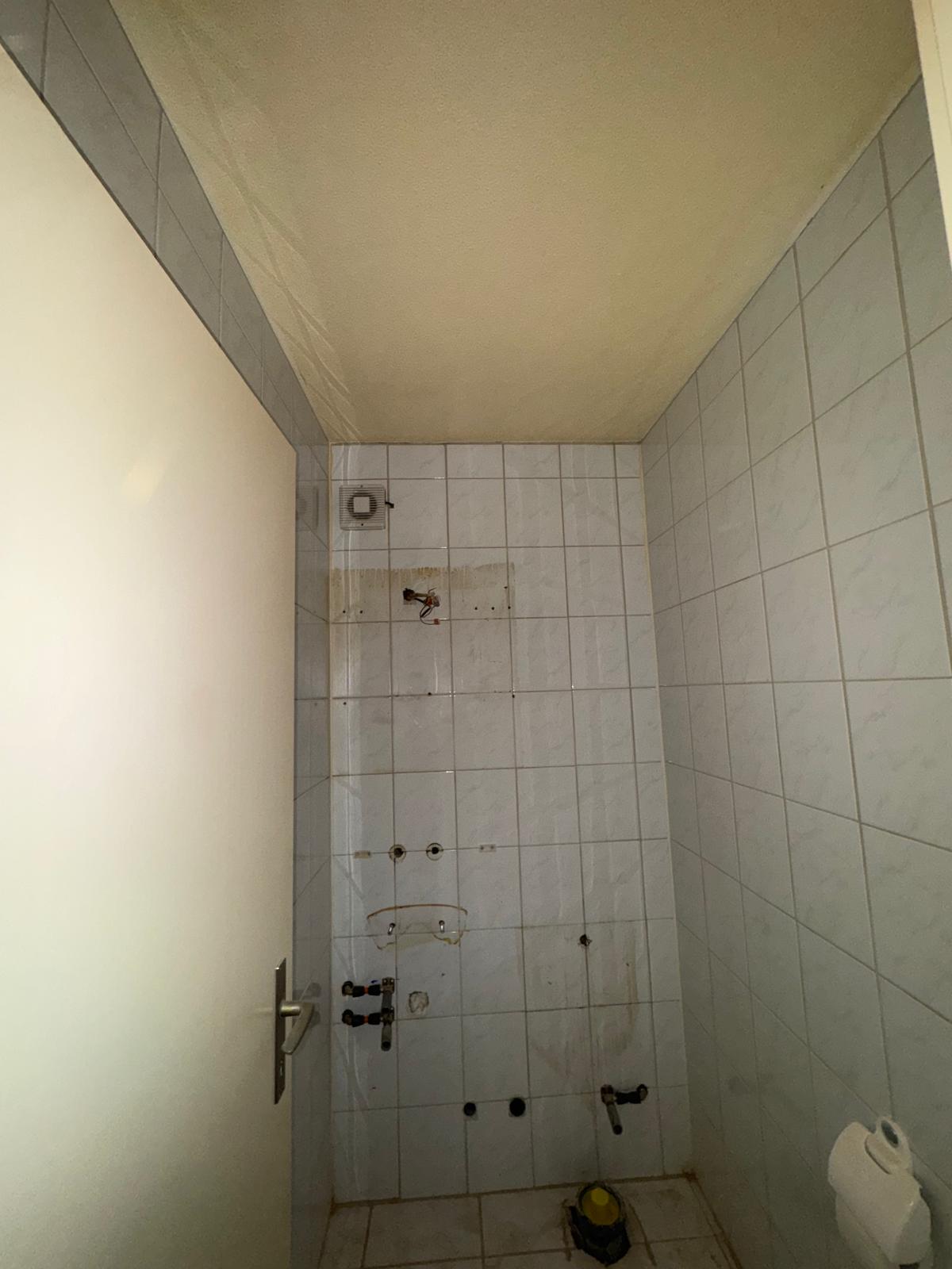 Wand während des Anstrichs